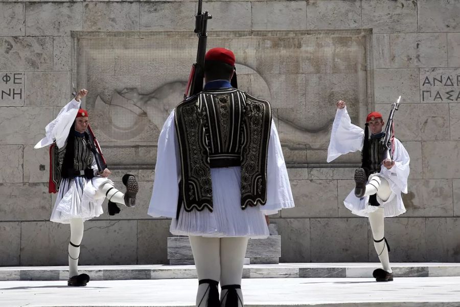 Εύζωνες: Έτσι τους τιμούν στην τελευταία τους υπηρεσία (ΒΙΝΤΕΟ)