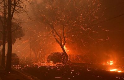 Οφλόγες έχουν κατακάψει δεκάδες χιλιάδες στρέμματα και άγνωστο αριθμό κατοικιών και καταστημάτων