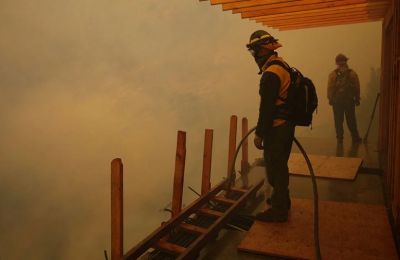 Νόμιμη ή παράνομη η επέμβασή τους στις φλόγες;