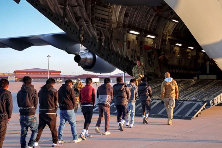 Τραμπ: Αλυσοδεμένοι μετανάστες έφυγαν με στρατιωτικό αεροσκάφος