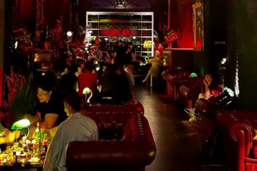 Speakeasy Bars: Η επιστροφή των «μυστικών» Bars της ποτοαπαγόρευσης