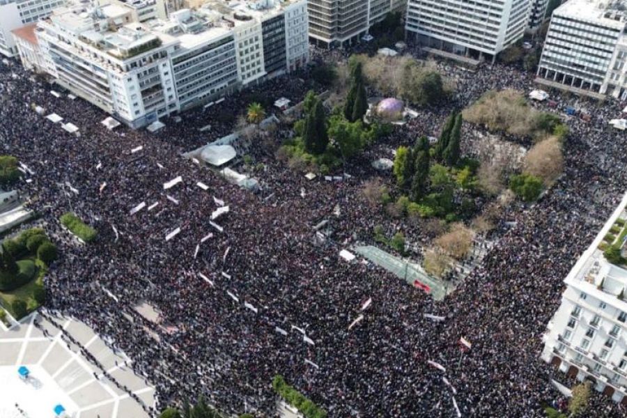 Συγκεντρώσεις σε όλη την Ελλάδα για τα Τέμπη – Επίθεση κουκουλοφόρων