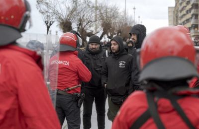 Επίθεση με μπουκάλια και φωτοβολίδα σε φίλο του ΠΑΟΚ