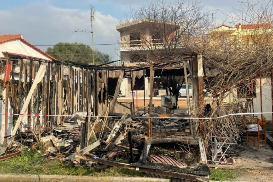 Ελλάδα: Τον χτύπησε στο κεφάλι, τον έλουσε με οινόπνευμα και τον έκαψε