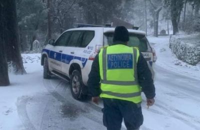 Έβγαζε φωτογραφίες τα χιόνια και την παρέσυρε όχημα