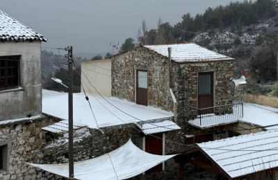 Παραμένει το πανέμορφο λευκό τοπίο στα ορεινά (Φωτογραφία: Καιρόφιλοι Κύπρου)