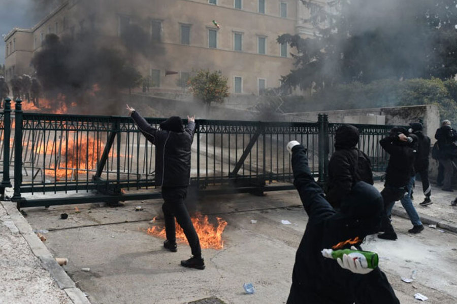 Μολότοφ, φωτιές και δακρυγόνα στην Αθήνα (ΦΩΤΟΣ, ΒΙΝΤΕΟ)