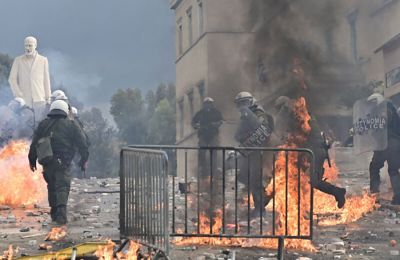 Επεισόδια στην είσοδο της Βουλής - Μολότοφ και πέτρες