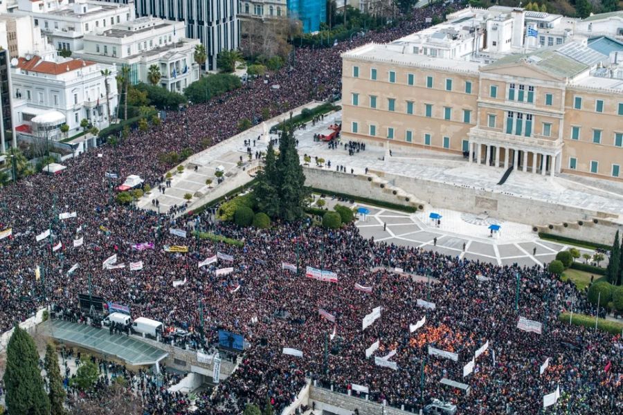 Εντυπωσιακές αεροφωτογραφίες από το τεράστιο πλήθος στο Σύνταγμα