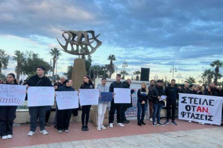 Τέμπη: Εκατοντάδες άτομα στη Λάρνακα τίμησαν τη μνήμη των θυμάτων