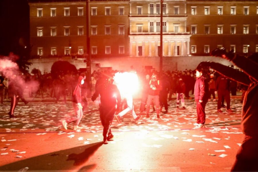 Σύνταγμα: Συγκρούσεις ανάμεσα σε κουκουλοφόρους και ΜΑΤ-ΒΙΝΤΕΟ