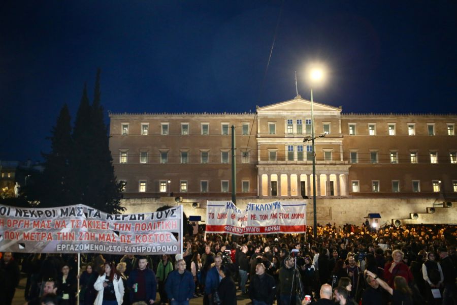 LIVE: Νέα συγκέντρωση έξω από τη Βουλή για τα Τέμπη