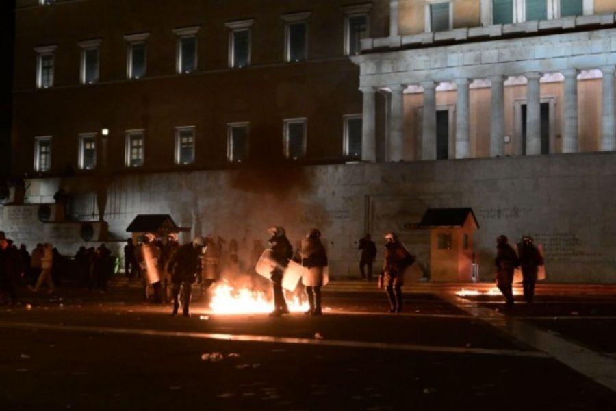 Επίθεση σε διαδηλωτή στο Σύνταγμα -Τον πέρασαν για αστυνομικό (ΒΙΝΤΕΟ)