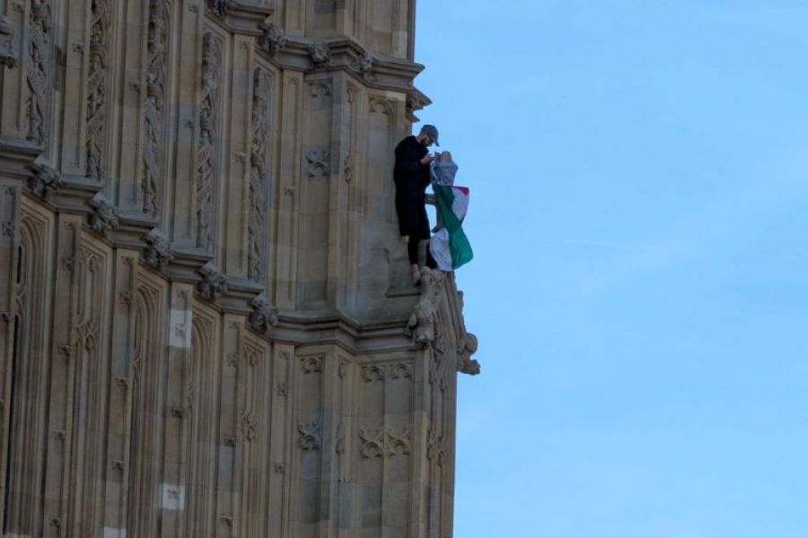 Aνδρας σκαρφάλωσε στο Big Ben κρατώντας παλαιστινιακή σημαία