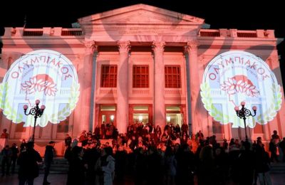 Φωταγωγήθηκε για τα 100 χρόνια του Ολυμπιακού (pics)