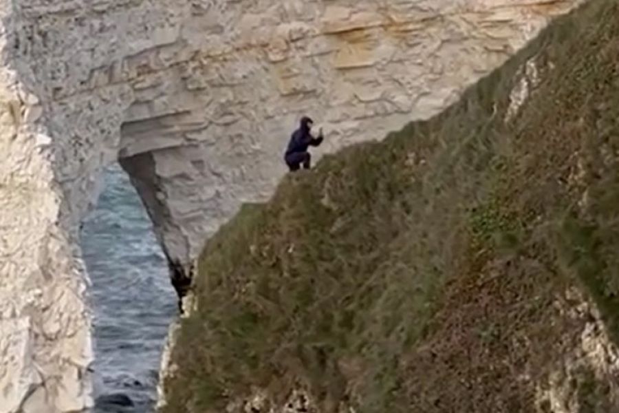 Στάθηκε στο χείλος γκρεμού για σέλφι