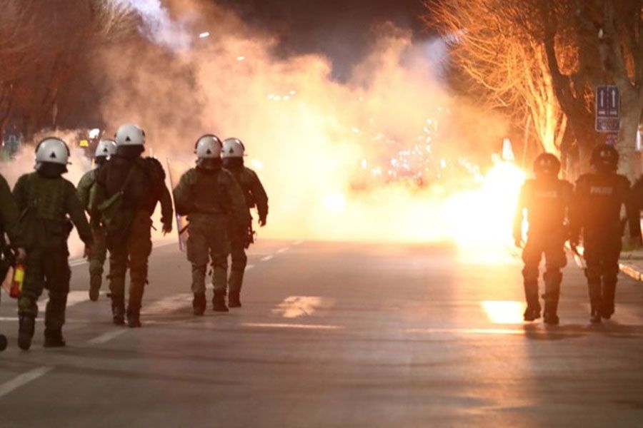 Σοβαρά επεισόδια στη Θεσσαλονίκη – Τραυματίας αστυνομικός από μολότοφ