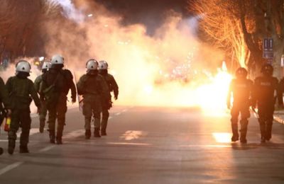 Σοβαρά επεισόδια στη Θεσσαλονίκη - Τραυματίας αστυνομικός από μολότοφ