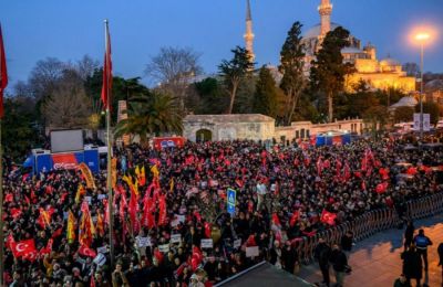 Οι ώρες είναι κρίσιμες όχι μόνο για τον Ιμάμογλου και το κόμμα του αλλά και για την τουρκική κοινωνία, ειδικά τον πυρήνα του κοσμικού τουρκικού κράτους