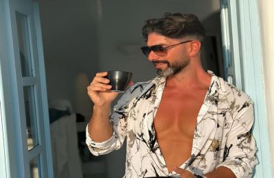 Ο Σπύρος Μαρτίκας υποδέχτηκε στο σπίτι του και το εργένικο δωμάτιό του την κάμερα του «Happy Day»