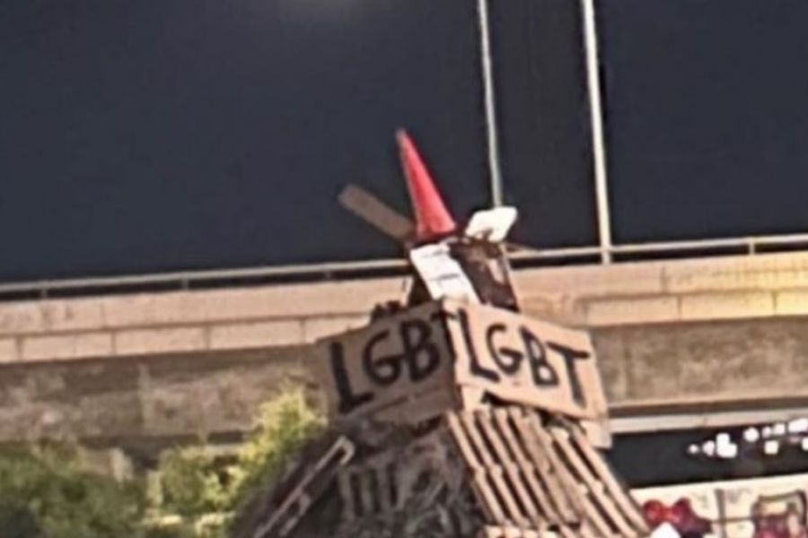 Accept: «Έκαψαν τα αρχικά LGBT σε λαμπρατζιά» (ΦΩΤΟ)