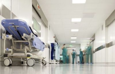 Η 44χρονη μεταφέρθηκε με ασθενοφόρο στο Γενικό Νοσοκομείο Λευκωσίας, όπου διαπιστώθηκε ότι υπέστη κάταγμα κρανίου