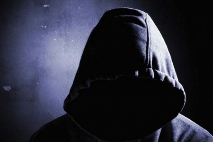Μπούκαραν στο διαμέρισμά τους, τους επιτέθηκαν και τους έκλεψαν